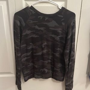 Athleta long sleeve camo shirt